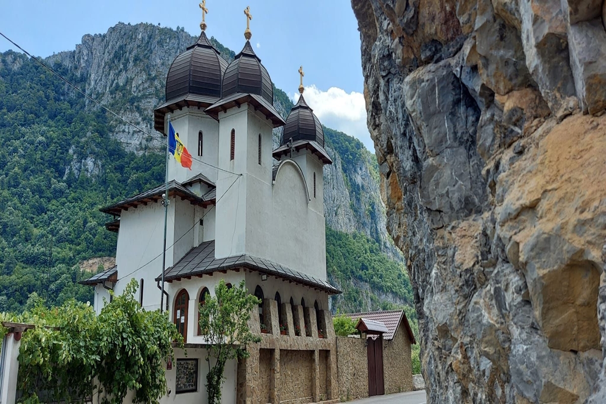 Mănăstirea din Valea Mracunei